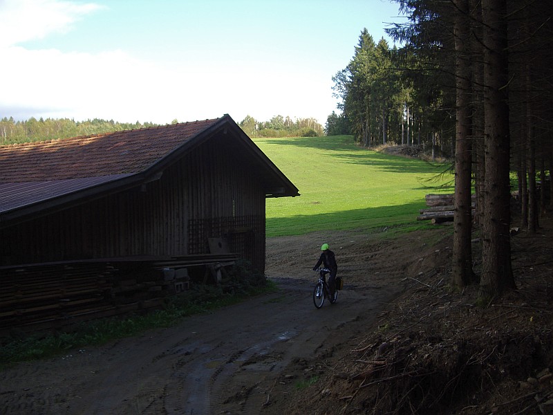 File:2009-10-04 49 13 behind a farm.jpg