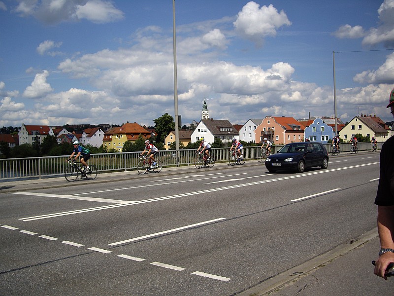 File:2009-07-26 49 12 cyclists.jpg