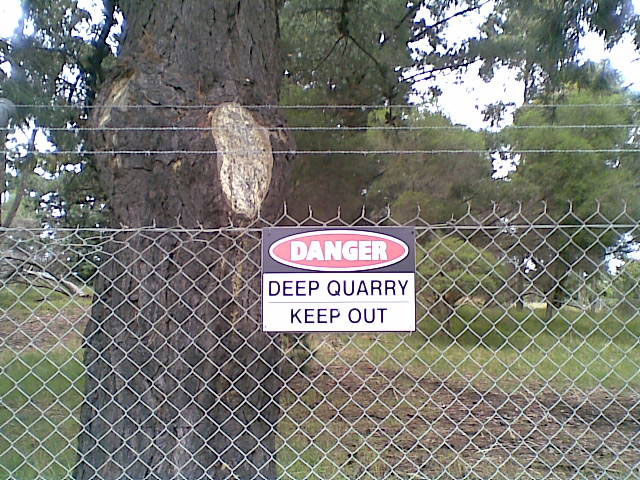File:2010-01-19 -37 145 Quarry-Warning.jpg
