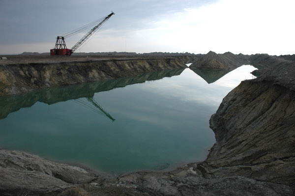 File:2009-04-18 40 -87 drag line and lake2.jpg