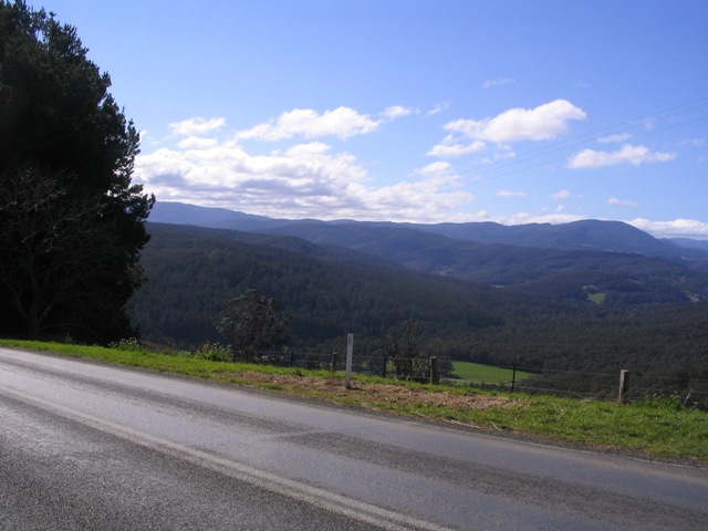 File:20090823s37e146 Road into Noogee.jpg