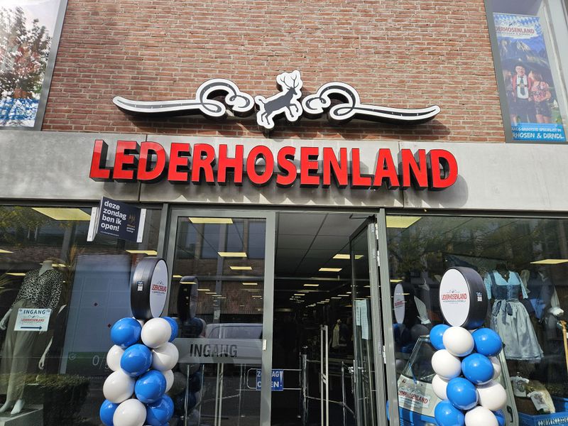 File:2024-10-12 51 5 Lederhosenland.jpeg