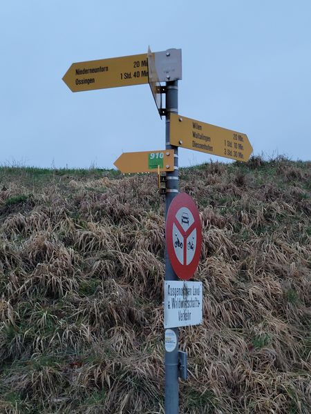 File:1981-02-19 47 8 sign post.jpg