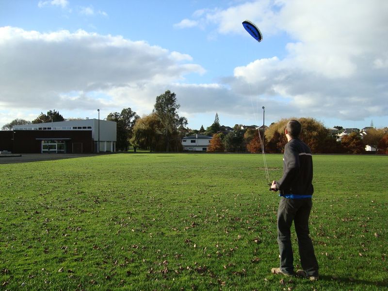 File:2012-05-29 -36 174 JimmyNZ with kite above hash location.JPG