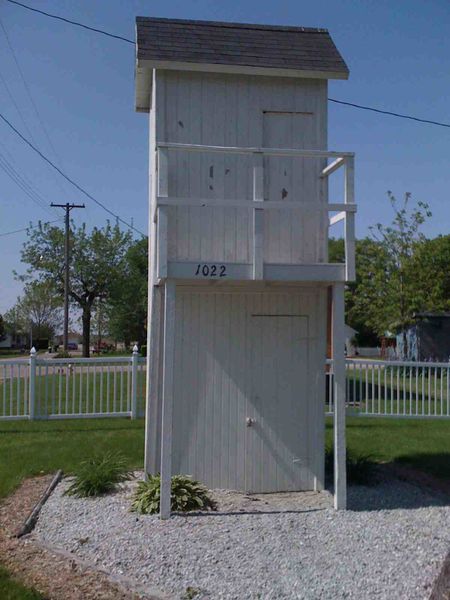 File:2009-05-11 39 -88 The Two Story Outhouse.jpg