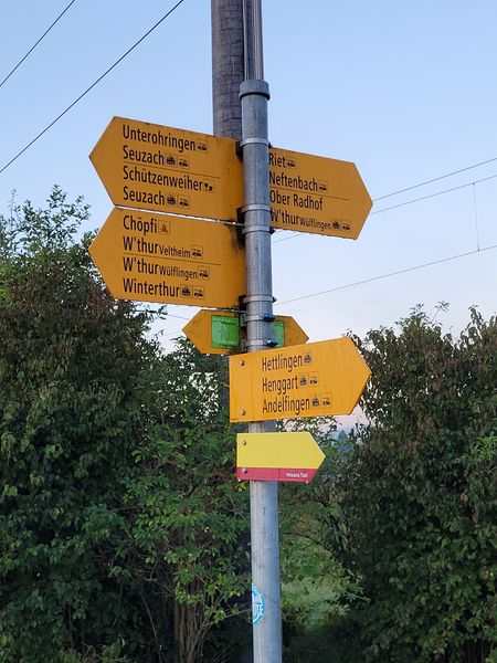 File:2023-09-29 47 8 hiking signpost.jpg