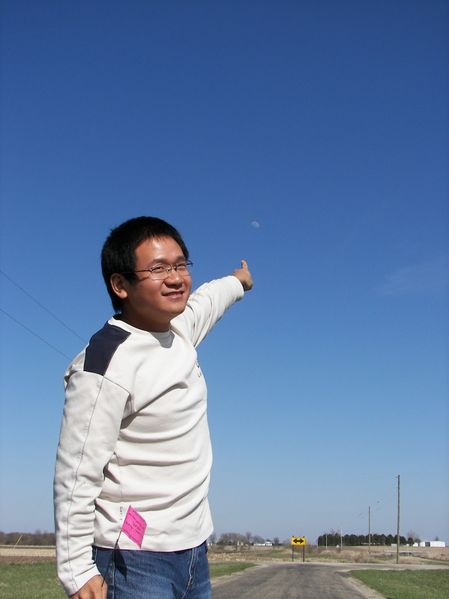 File:2009-04-04 40 -87 - Jianfeng Pointing at the Moon.JPG