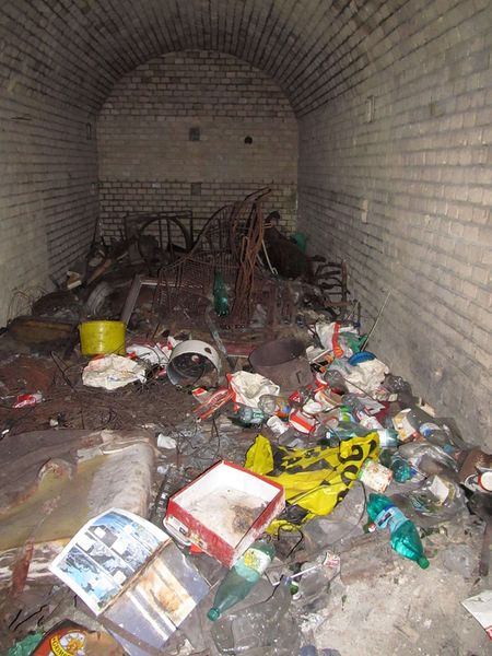 File:2011-08-20 48 7 Bunker garbage.JPG