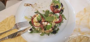 "caprese salad with tomatoes, mozzarella, basil, aurugula/rocket and dressings"