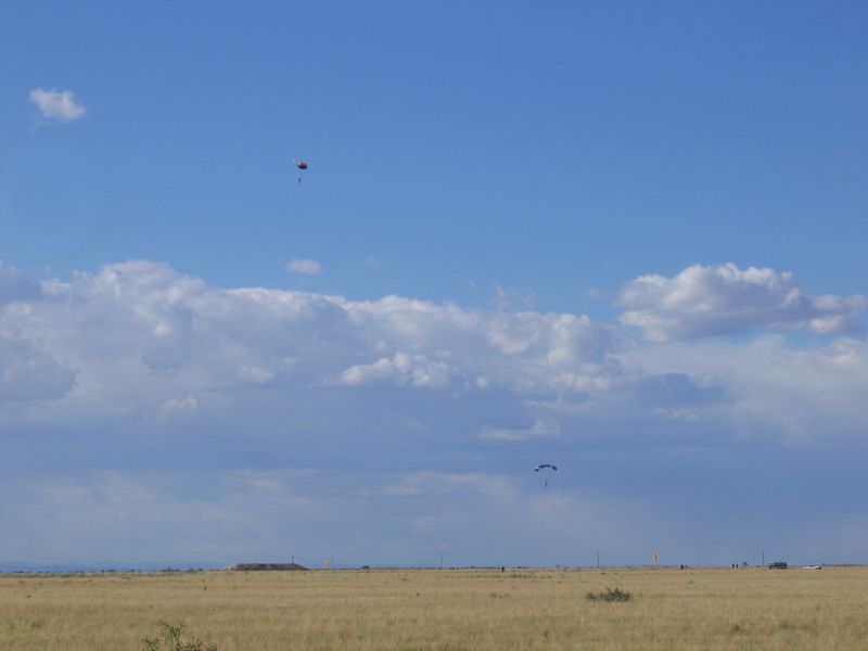 File:2008-09-20 34 -106-SkyDivers.jpg