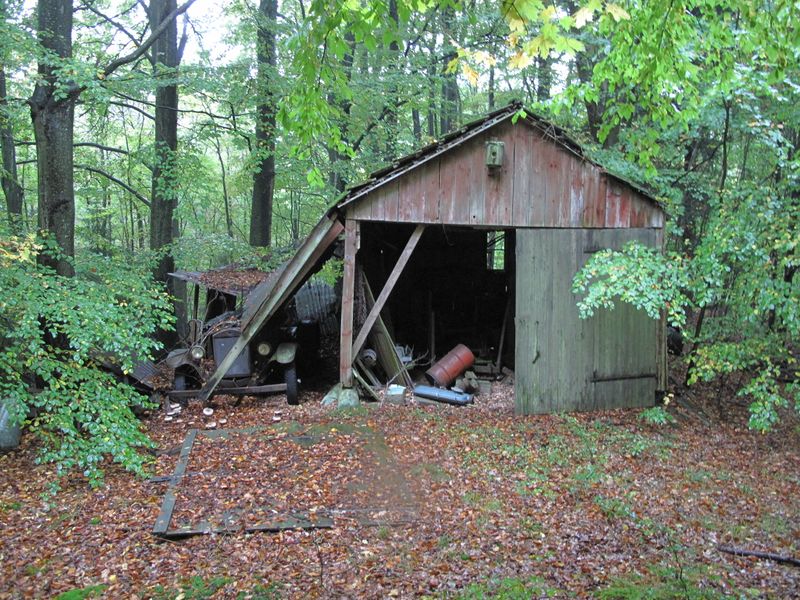 File:101008-16-Old-Volvo-and-garage.JPG